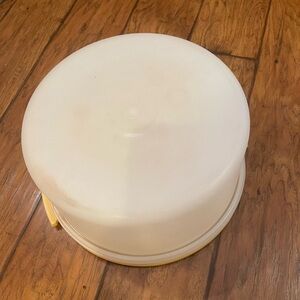 Vintage Tupperware cake storage container yellow
And cream 12 inch